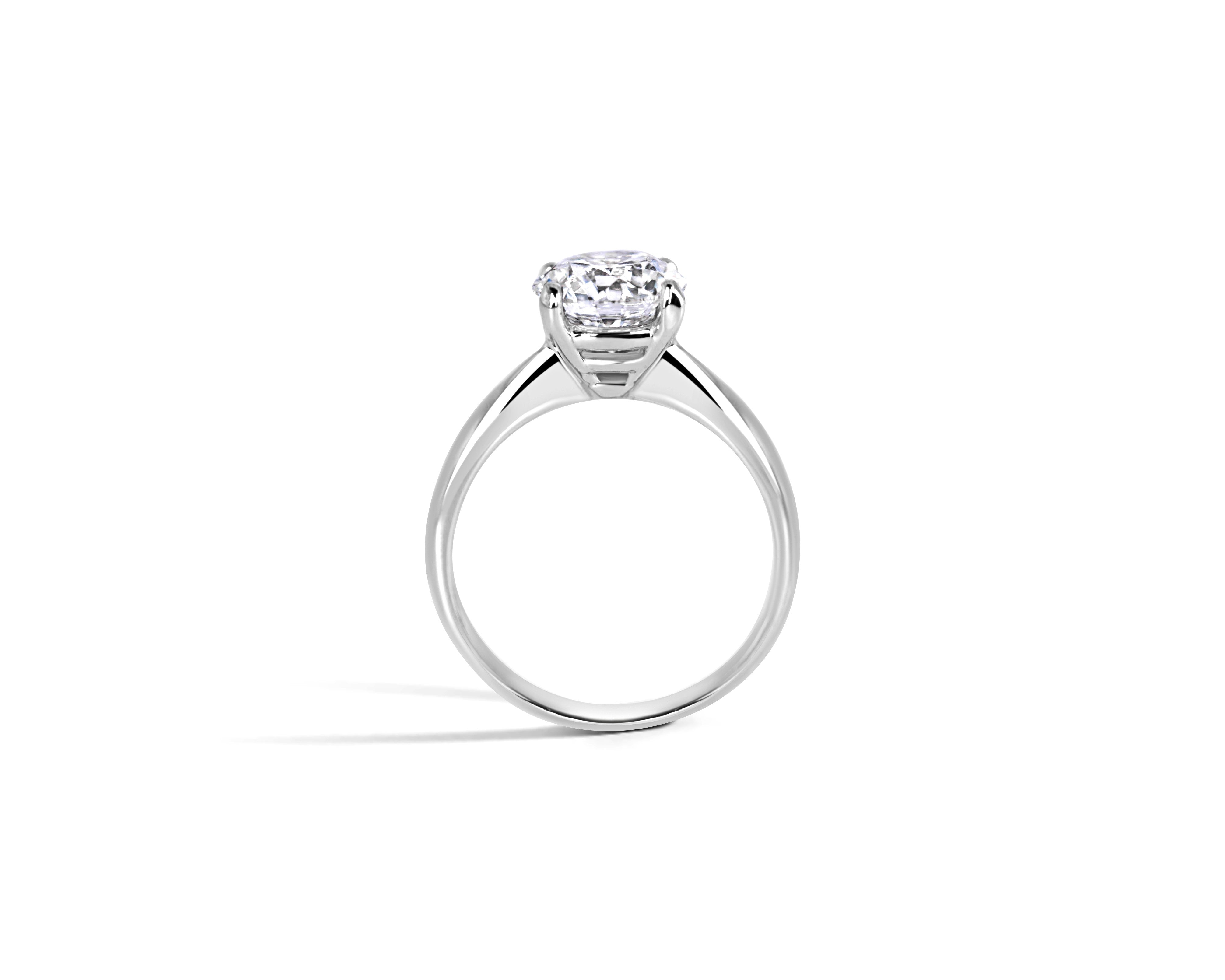 "Classic Beauty, L" Four-Prong Round Solitaire Ring